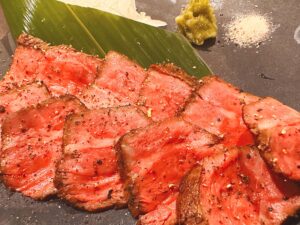熊本名産の和牛「あか牛」を使った「あか牛の炙り刺し風」
