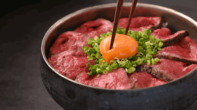 にくたらしい 火の国「阿蘇あか牛丼」の卵黄を割るGIF画像！美味そう～！