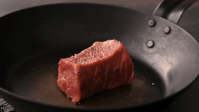 あか牛を炙るシーン